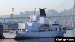 15일 부산 남구 8부두에서 미 해군 탄도미사일 추적함 하워드 로렌젠함이 정박하고 있다. 최첨단 레이더를 장착한 하워드 로렌젠함은 북한의 장거리 미사일을 추적할 수 있다. 2014년 5월 전력화된 것으로 알려진 하워드 로렌젠함은 X-밴드 레이더와 S-밴드 레이더를 장착한 최신예 탄도미사일 레이더 함정으로 평가된다.