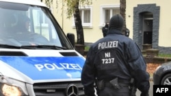 8일 독일 힐데스하임에에서 경찰이 이슬람교 회당 근처의 한 아파트를 수색하고 있다. 독일 경찰은 이날 5명의 ISIL 모집책을 체포했다고 밝혔다.
