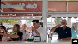 一名古巴裔美国人在迈阿密的小哈瓦那区喝着古巴咖啡