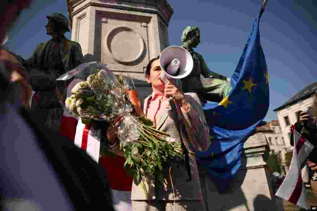 유럽연합(EU) 국가 외무장관들이 벨라루스의 부정 선거 의혹을 받는 알렉산드르 루카셴코 대통령과 관련된 고위 관리들에 대한 제재를 고려하는 가운데, 벨라루스 야당 대선 후보였던 스베틀라나 티하놉스카야가 벨기에 브뤼셀 유럽 의회 앞에서 벨라루스 반정부 시위에 합류했다. 