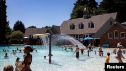 Ratusan orang berenang di kolam renang di tengah gelombang panas di Portland, Oregon, 27 Juni 2021.