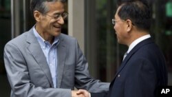 지난 10일 북·일 적십자 회담을 마치고 악수하는 조선적십자 리호림 사무총장(오른쪽)과 일본 적십자 다사카 오사무 국제부장.