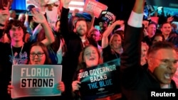 미국 중간선거가 열린 8일 플로리다주 탬파에서 론 디샌티스 주지사 지지자들이 연임을 축하하고 있다.