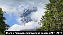 Rekaman video pada 9 Desember 2024 dan diposting di akun Facebook Dianne Paula Abendan menunjukkan letusan Gunung Kanlaon di Filipina. (Foto: Dianne Paula Abendan/AFP)