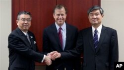 미국, 한국, 일본의 북 핵 6자회담 수석대표들이 19일 미국 수도 워싱턴에서 만나 대북 공조 방안을 논의했다. 왼쪽부터 신수케 수가야마 일본 6자 수석대표, 글린 데이비스 미 대북정책틀별대표, 조태영 한국 6자 수석대표.