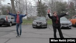 Meštani jednog od kvartova gradića Betezda, tokom kratkotrajnog performansa oko zgrada u kojima žive, plešu i pevaju uz hitove sedamdesetih i osamdesetih.