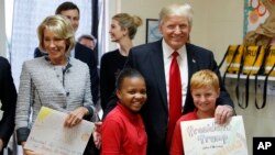 El presidente Trump junto a la secretario de Educación, Betsy DeVos durante su visita a una escuela católica en Florida.