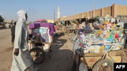 Un homme passe devant un stand avec des produits pharmaceutiques en plein air à Agadez, dans le nord de Nigers, le 26 septembre 2010.