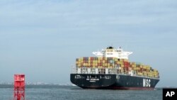 一艘集装箱货轮驶入南卡州的查尔斯顿港。（资料照）