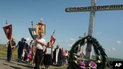 말레이시아 여객기 격추 사건 1주년인 17일 우크라이나 동부 추락 현장에서 희생자를 애도하는 종교 의식이 거행되고 있다.