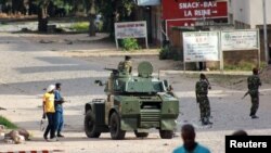 Tentara melakukan patroli di jalanan ibukota Burundi, Bujumbura (13/5).