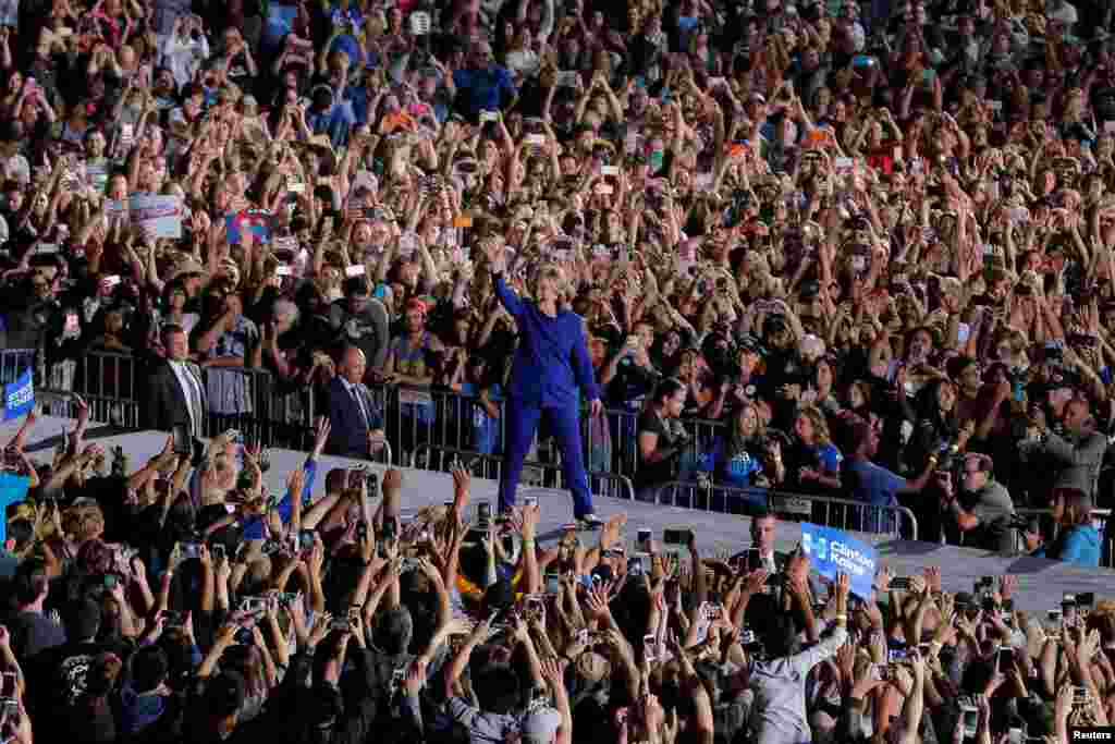 Capres AS dari partai Demokrat Hillary Clinton dalam acara kampanye di kampus Arizona State University di kota Tempe, Arizona.