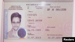 Dokumen yan diberikan oleh pemerintah Rusia kepada Edward Snowden, bekas kontraktor Dewan Keamanan Nasional Amerika (NSA) yang diperlihatkan dalam konferensi pers di Moskow 1/8/2013. 