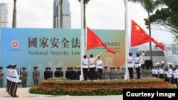 香港当局在港区国安法颁布数小时后举行回归周年升国旗仪式（香港政府2020年7月1日照片）