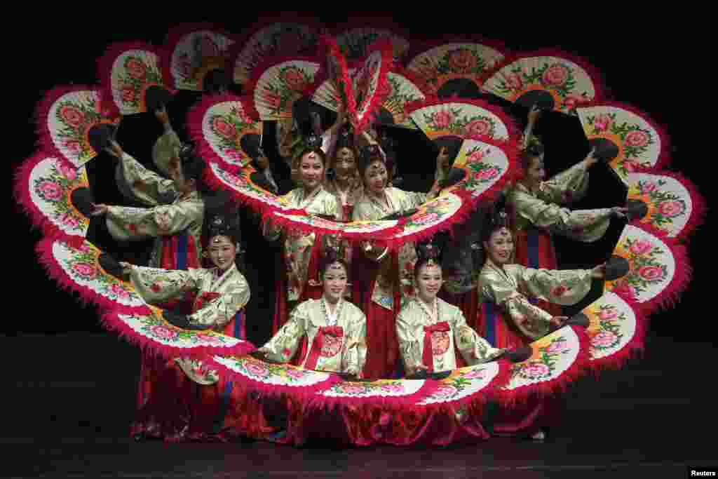 Anggota dari Pusat Gugak Nasional Korea menampilkan sebuah tarian tradisional Korea dalam sebuah pagelaran berjudul "The Movements of Korea" di Pusat Budaya Al Hussein di Amman, Yordania, 10 Oktober 2013.