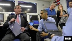 27일 애슈턴 카터 미국 국방장관(왼쪽)이 하와이에서 싱가포르로 향하는 비행기 안에서 브리핑을 하고 있다.