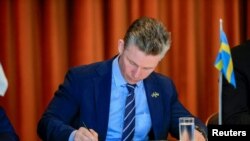 پال جانسون، وزیر دفاع سوئد، در کنفرانس همکاری‌های دفاعی کشورهای نوردیک. تورشاون، جزایر فارو، عکس از آرشیو رویترز