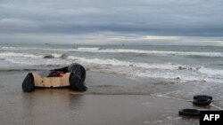 Jaket pelampung serta sejumlah ban pelampung terlihat berserakan di tepi pantai Sangatte di dekat Calais, Prancis, pada 4 Desember 2024, menyusul upaya penyeberangan ilegal yang gagal dilakukan oleh para migran. (Foto: AFP/Bernard Barron)