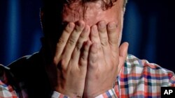 گریه رومان پراتاسویچ در تلویزیون دولتی بلاروس، ۱۳ خرداد ۱۴۰۰. اپوزیسیون بلاروس تلویزیون دولتی آن کشور را به پخش «اعترافات اجباری» پراتاسویچ متهم کرده است. 