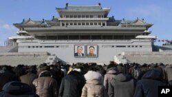 김정일 북한 국방위원장 사망 3주기를 맞은 17일 북한 주민들이 평양 김일성광장에 모여있다.