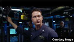 巴特勒在电影《冰海陷落》中饰演美军潜艇舰长（电影预告片截图）