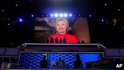 26일 필라델피아에서 진행된 민주당 전당대회 이틀째 일정에서 힐러리 클린턴 대선 후보의 모습이 현장에 중계되고 있다. 