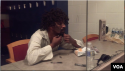 አርቲስት ግሩም ዘነበ ከመድረክ ጀርባ በዝግጅት ላይ እያለ