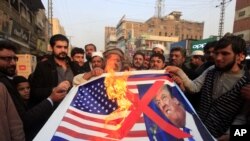 美国宣布停止向巴基斯坦提供安全援助后，白沙瓦发生反美示威