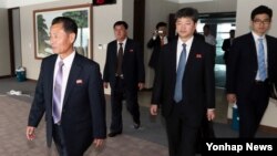 지난 22일 북한대표단이 2014인천아시아경기대회 주경기장을 방문해 곳곳을 둘러보고 있다.