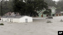 Beberapa rumah tergenang banjir setelah badai Isaac menghantam kawasan Braithwaite, Louisiana (29/8). Badai Isaac melemah hari Kamis 30/8.