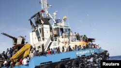 Des migrants somaliens, soudanais et éthiopiens, transportés à bord d’un bateau de l’armée libyenne après avoir été secourus près de la côte de Misrata, Libye, 3 mai 2015. 