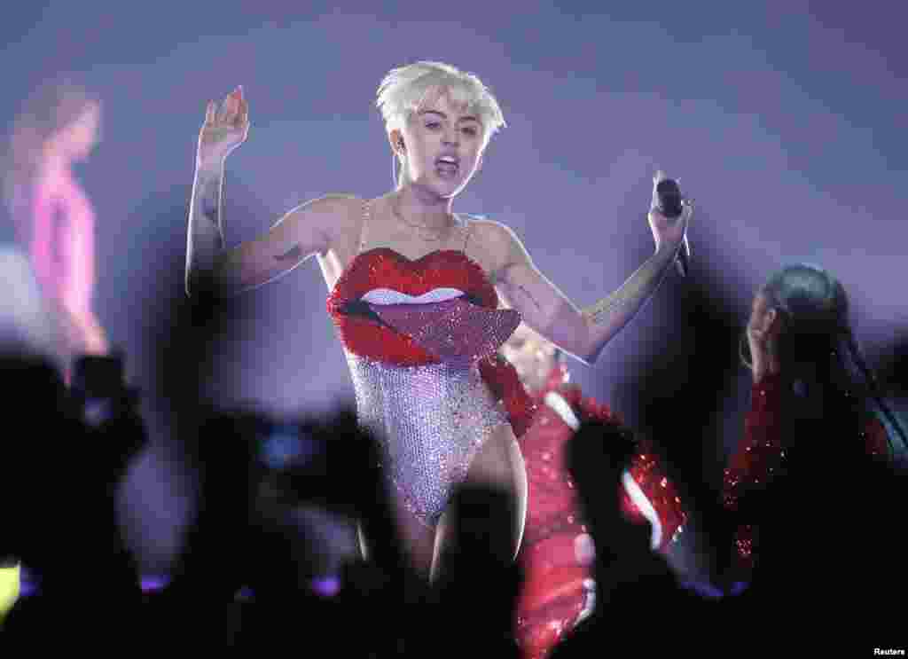 Penyanyi AS, Miley Cyrus tampil dalam sebuah konser di London, Inggris.