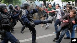 Affrontements entre agents des CRS et des manifestants à Paris, France, 26 mai 2016. 