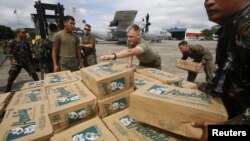 11일 필리핀 마닐라의 빌라모 공군지지에서 필리핀군과 미군이 태풍 피해 주민들에게 나눠줄 구호물품을 나르고 있다. 