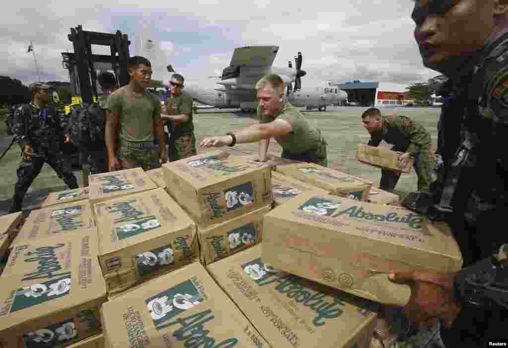 Philippine and U.S. military personnel prepare to load relief goods on a U.S. C-130 plane for typhoon victims, Villamor Air Base, Nov. 11, 2013.&nbsp;