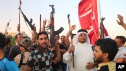 عکس آرشیوی از گروهی از داوطلبان مسلح شیعه عراق در شهر بصره، برای مبارزه علیه گروه دولت اسلامی – ۲۵ خرداد ۱۳۹۳ 