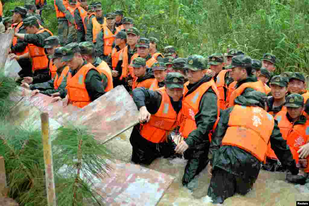 2016年7月3日，中国武警在南京列队阻止洪水。