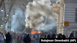 Pengunjuk rasa anti-pemerintah menyerbu gedung-gedung pemerintah daerah di Sarajevo, ibukota Bosnia (7/2).