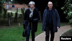 Waziri mkuu wa Uingereza Theresa May na mume wake Phillipe wakitoka kanisani baada ya ibada huko Sonning, Uingereza, Januari 6, 2019.