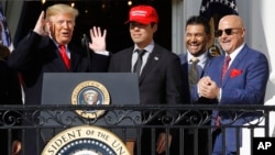 2019年11月4日特朗普和华盛顿国民队接球手库尔特·铃木清(左二)在白宫庆祝夺冠