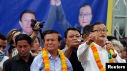 Sam Rainsy (kanan), Presiden partai oposisi Kamboja, Partai Nasional Penyelamatan Kamboja (CNRP) saat berpidato di hadapan pendukungnya (foto: dok). 