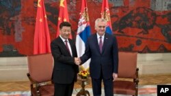 2016年6月18日塞尔维亚总统尼科利奇和到访的中国国家主席习近平握手。