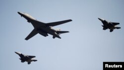 پرواز بمب افکن های بی-۱ آمریکا درآسمان کره جنوبی