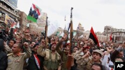 اعتراض شبه نظامیان حوثی در صنعا پس از آغاز حملات هوایی عربستان - ۶ فروردین ۱۳۹۳ 