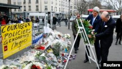 美国国务卿克里在巴黎遭袭击地点敬献花圈