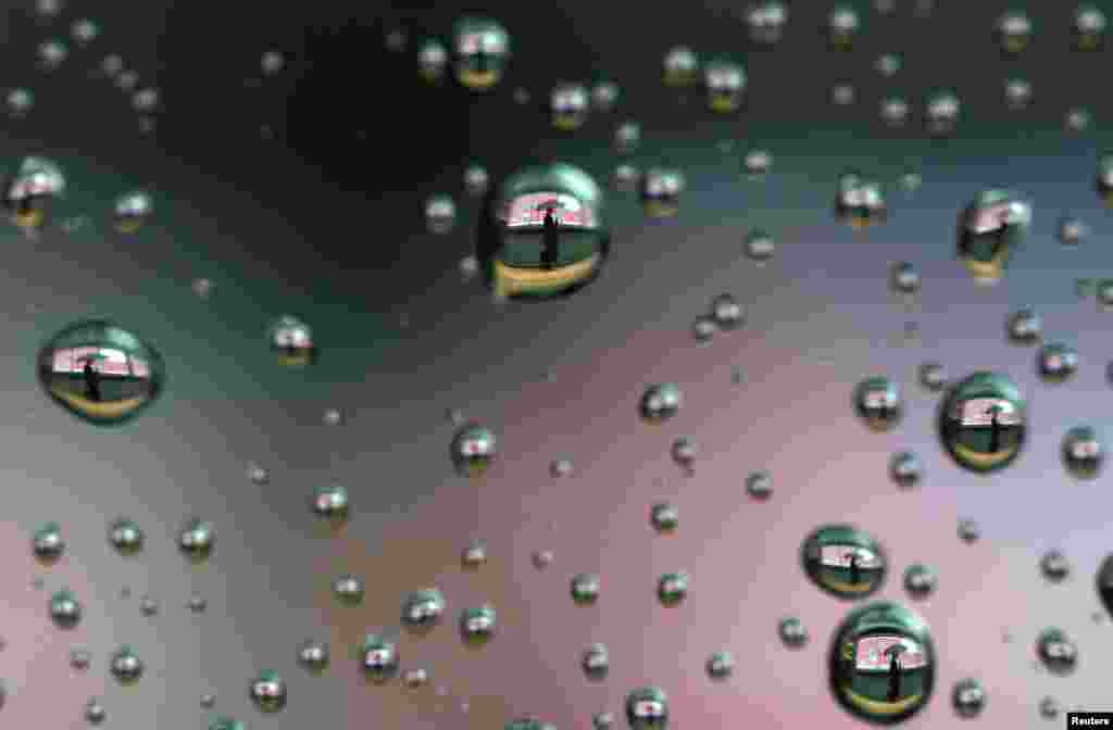 លោក​ សម​ រង្ស៊ី​ កំពុង​អាន​​គោលនយោបាយ​ប្រាំពីរ​ចំណុច​នៅ​ក្នុង​កម្មវិធី​អាហារ​ស្រាយបួស​ ជាមួយ​ខ្មែរឥស្លាម​ជាង​១០០នាក់​នៅ​គេហដ្ឋាន​របស់​លោក​ នៅ​ភ្នំពេញ​ នា​ថ្ងៃ​ទី៥​ ខែ​កក្កដា​ ឆ្នាំ​២០១៥។​ (​សើ​ សាយ្យាណា​/VOA​)