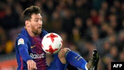 L'attaquant argentin Lionel Messi, de Barcelone, contrôle le ballon lors du match aller du FC Barcelone contre le Celta de Vigo, au Camp Nou, le 11 janvier 2018. / AFP PHOTO / LLUIS GÈNE