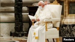 教宗方济各在梵蒂冈圣彼得大教堂参加年终晚祷。(2021年12月31日)