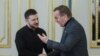 ယူကရိန်းသမ္မတ Volodymyr Zelenskiy က ဂျာမန်ကာကွယ်ရေးဝန်ကြီး Boris Pistorius (ယာ) နဲ့ ယူကရိန်းနိုင်ငံ Kyiv မြို့မှာ တွေ့ဆုံစဥ်။ (ဇန်နဝါရီ ၁၄၊ ၂၀၂၅)