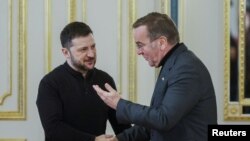 ယူကရိန်းသမ္မတ Volodymyr Zelenskiy က ဂျာမန်ကာကွယ်ရေးဝန်ကြီး Boris Pistorius (ယာ) နဲ့ ယူကရိန်းနိုင်ငံ Kyiv မြို့မှာ တွေ့ဆုံစဥ်။ (ဇန်နဝါရီ ၁၄၊ ၂၀၂၅)